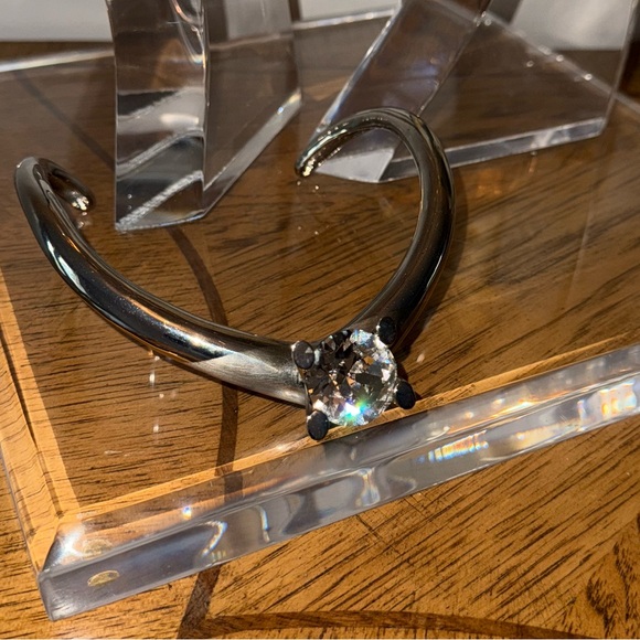 Louis Vuitton Silver V Necklace - Picture 5 of 13